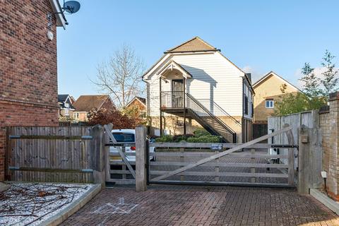 24 Oakgrove, Caterham, CR3 5WE