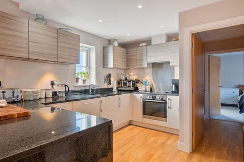 24 Oakgrove, Caterham, CR3 5WE