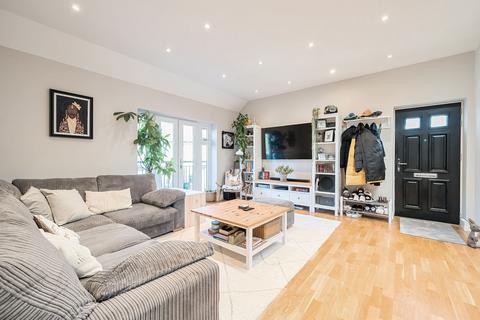 24 Oakgrove, Caterham, CR3 5WE