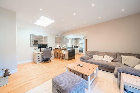 24 Oakgrove, Caterham, CR3 5WE