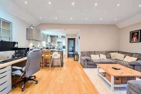 24 Oakgrove, Caterham, CR3 5WE