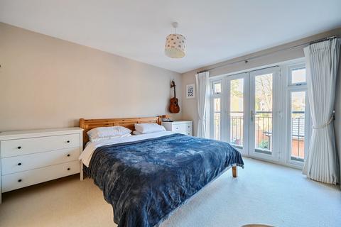 24 Oakgrove, Caterham, CR3 5WE