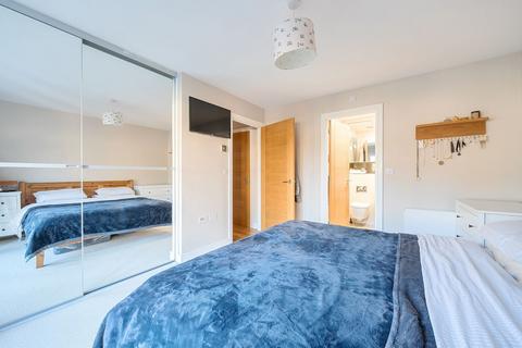 24 Oakgrove, Caterham, CR3 5WE