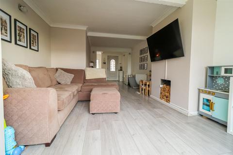 3 bedroom end of terrace house for sale, Healey View, Ossett WF5