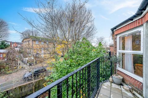 11 Lupton Close, London, SE12 0DR