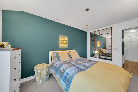 11 Lupton Close, London, SE12 0DR