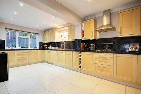 5 bedroom detached house for sale, Spicersfield, Cheshunt