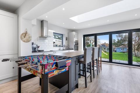 4 Walton Gardens, Folkestone, CT19 5PP