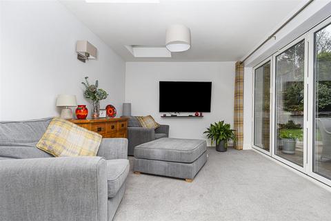 20 Blacksmiths Fold, Almondbury, Huddersfield, HD5 8XH
