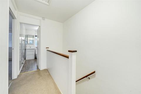 22 Madeira Road, West Byfleet, KT14 6DE