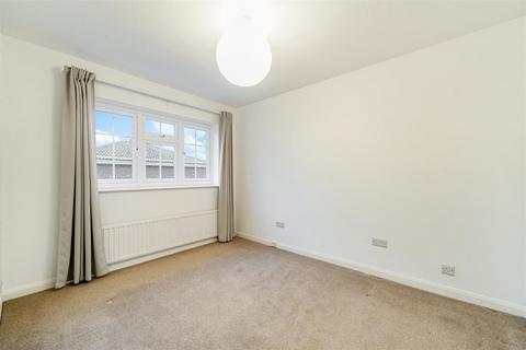 22 Madeira Road, West Byfleet, KT14 6DE