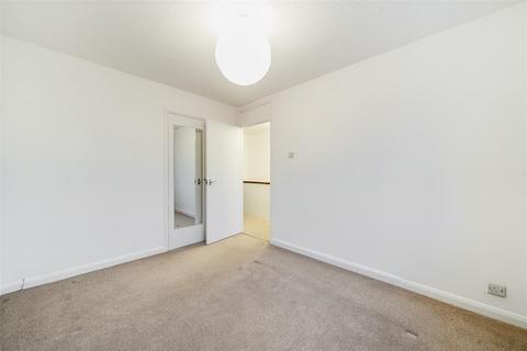 22 Madeira Road, West Byfleet, KT14 6DE