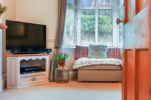 3 bedroom end of terrace house for sale, Westerham Road, Oxted RH8