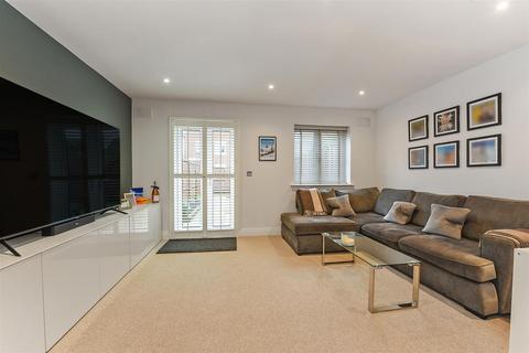 10 Alberta Close, Liphook, GU30 7FA