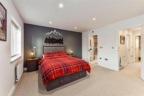 10 Alberta Close, Liphook, GU30 7FA