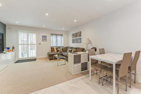 10 Alberta Close, Liphook, GU30 7FA