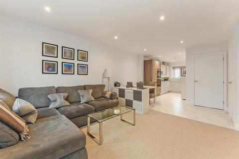 10 Alberta Close, Liphook, GU30 7FA