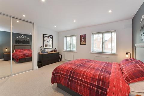 10 Alberta Close, Liphook, GU30 7FA