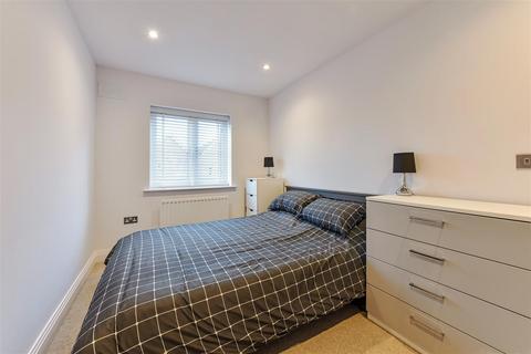 10 Alberta Close, Liphook, GU30 7FA