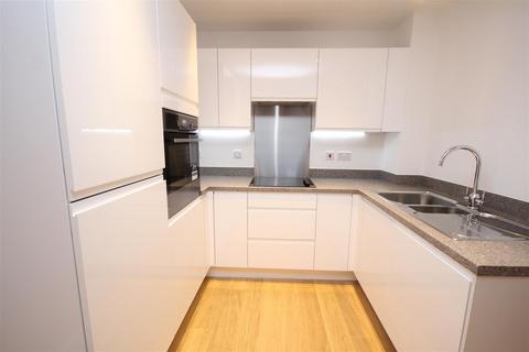 2 bedroom flat to rent, Station View, Guildford