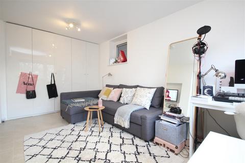 Studio to rent, Warwicks Bench, Guildford, Surrey