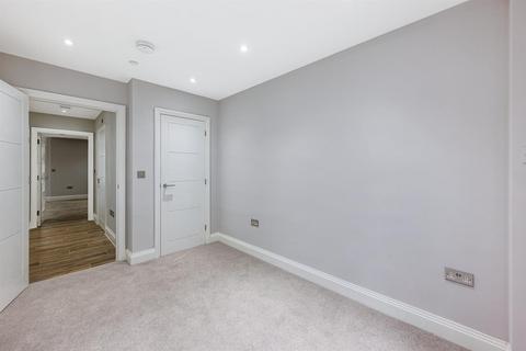 2 bedroom flat for sale, Birkbeck Avenue, London