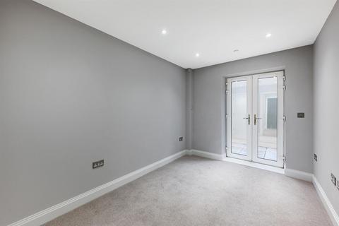 2 bedroom flat for sale, Birkbeck Avenue, London