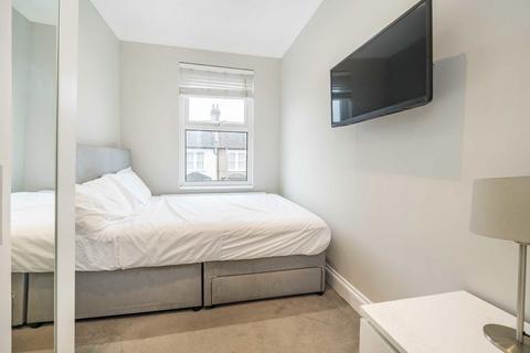 3 bedroom flat for sale, Khama Road, London SW17