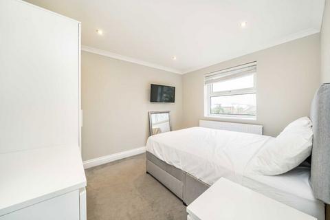 3 bedroom flat for sale, Khama Road, London SW17