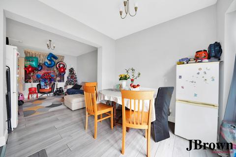 4 bedroom end of terrace house for sale, Wainfleet Avenue, Romford, Essex, RM5