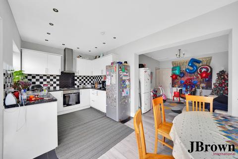 7 Wainfleet Avenue, Romford, RM5 3BX