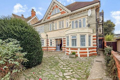 2 bedroom flat for sale, Grimston Avenue, Folkestone CT20