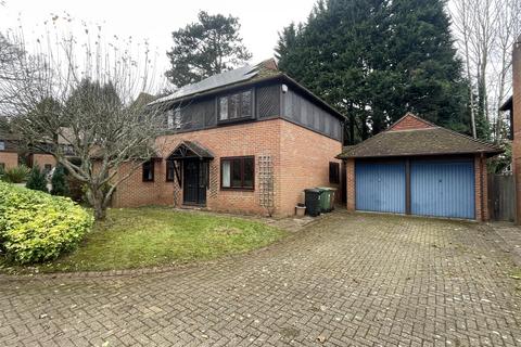 4 bedroom detached house for sale, Hazel Gardens, Reading RG4