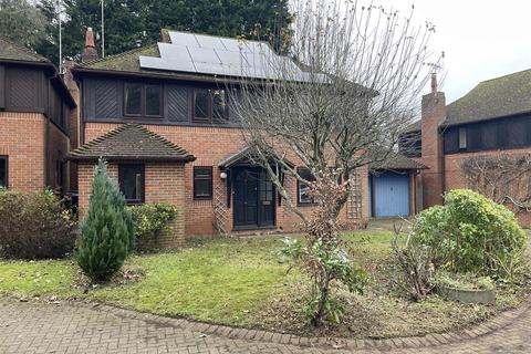 4 bedroom detached house for sale, Hazel Gardens, Reading RG4