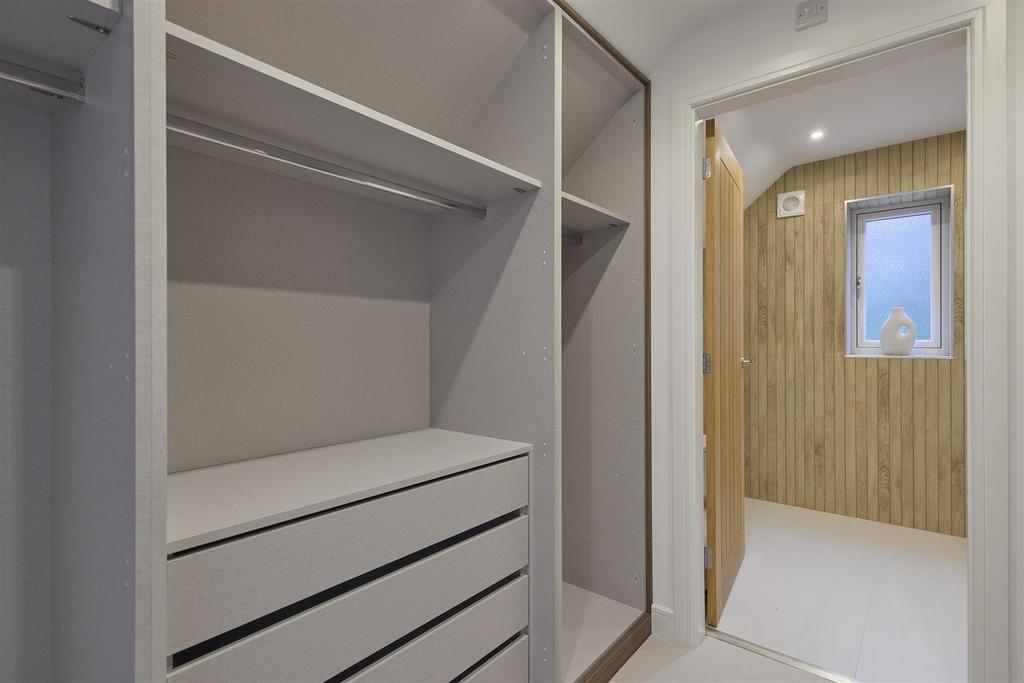 Dressing room leading to ensuite  in bed 2