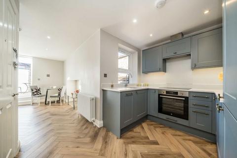 2 bedroom flat for sale, Gilbey Road, London SW17