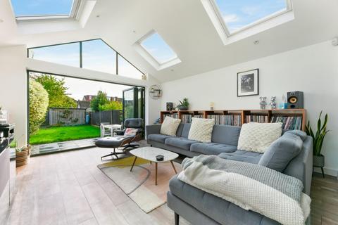 45 Fairford Gardens, Worcester Park, KT4 7BH