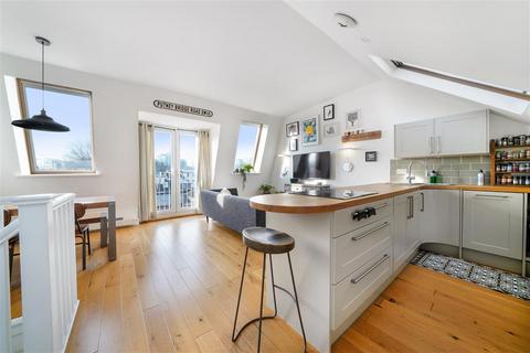 2 bedroom flat for sale, Putney Bridge Road, SW15