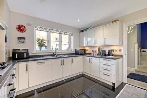 4 bedroom detached house for sale, Harlow Road, Roydon