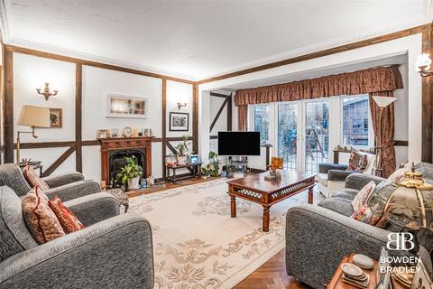 74 Woodford Avenue, Ilford, IG2 6XE