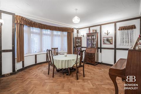74 Woodford Avenue, Ilford, IG2 6XE