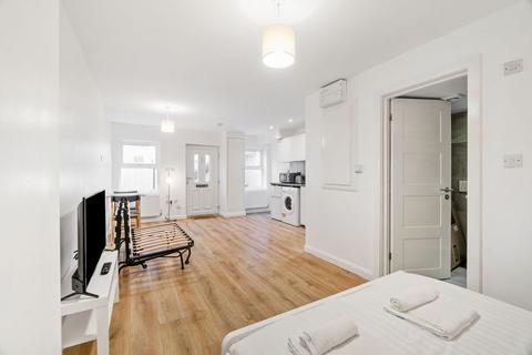 1 bedroom flat for sale, Garratt Lane, London SW17