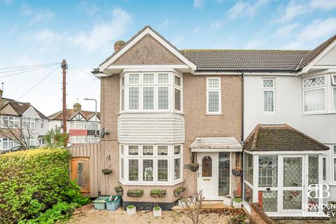 3 bedroom end of terrace house for sale, Saltash Road, Hainault