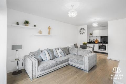 2 bedroom flat for sale, Reservoir Way, Hainault