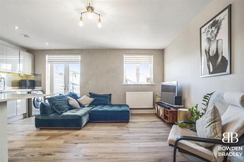 2 bedroom flat for sale, Fourth Avenue, Romford