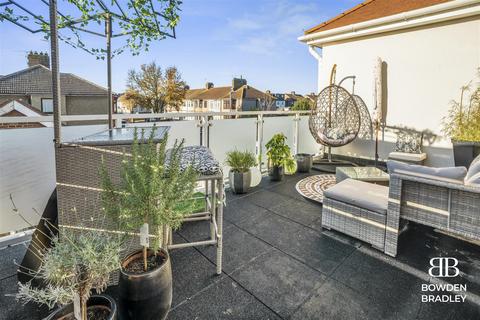 1e Fourth Avenue, Romford, RM7 0UA