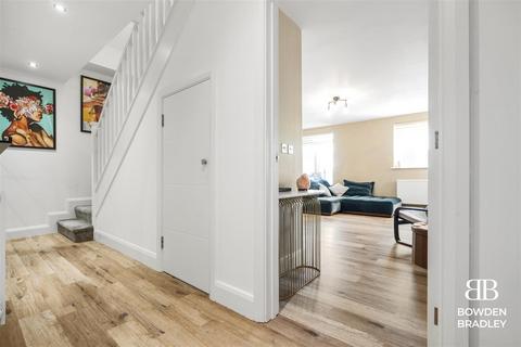 1e Fourth Avenue, Romford, RM7 0UA