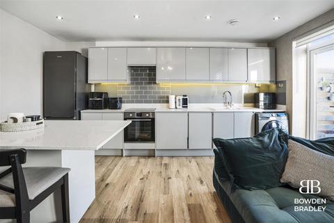 1e Fourth Avenue, Romford, RM7 0UA
