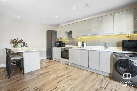 1e Fourth Avenue, Romford, RM7 0UA