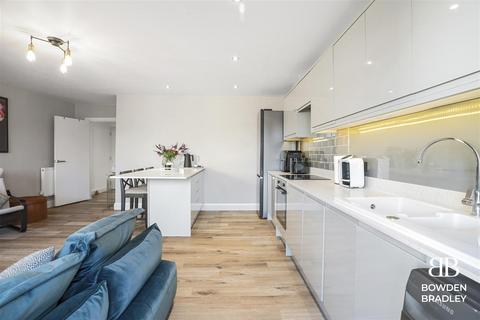 1e Fourth Avenue, Romford, RM7 0UA